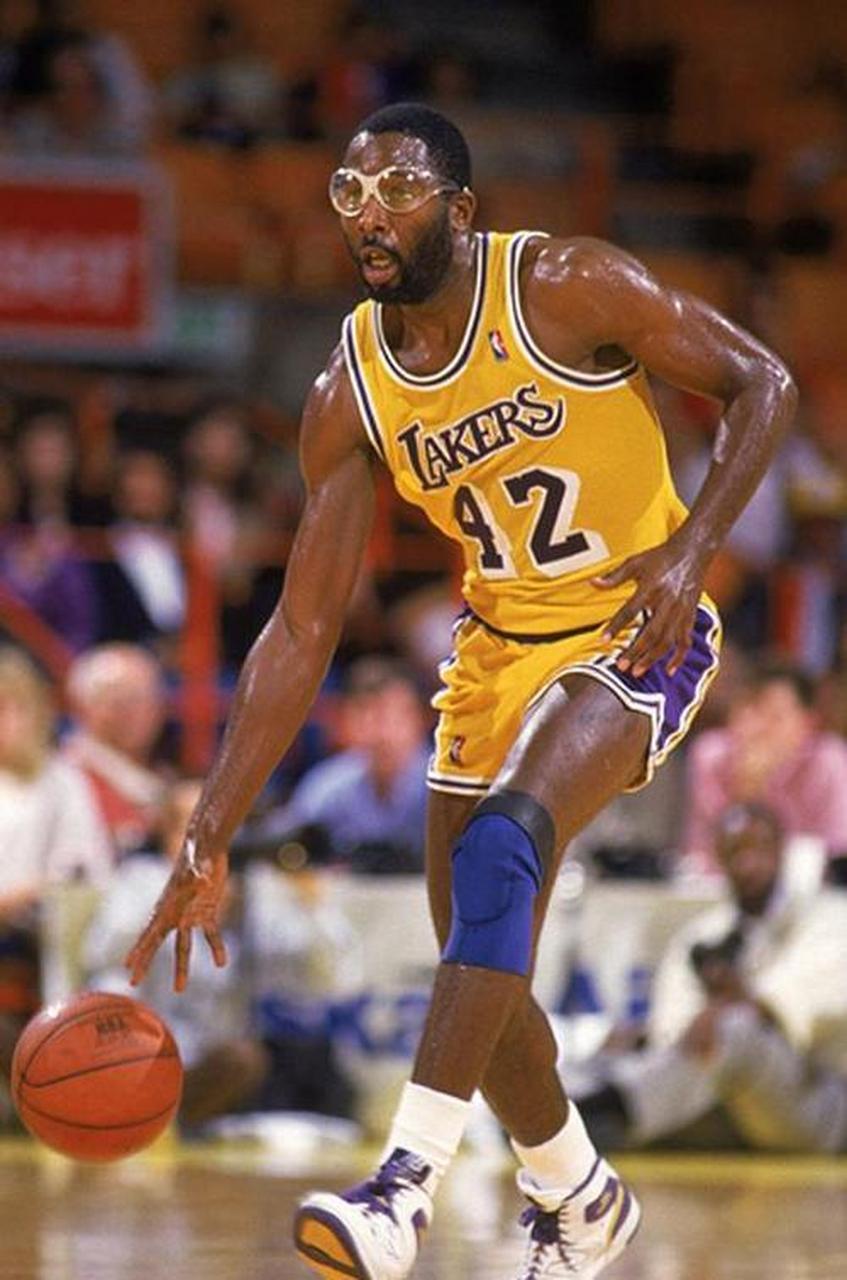 洛杉矶湖人赛后篮板制胜，志在中超名次提升，悬念犹存，资深球员宣示担当的简单介绍